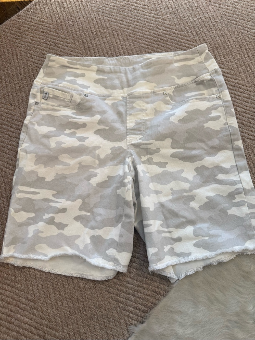 Belle by Kim Gravel White & Light Gray Camo Bermuda Shorts